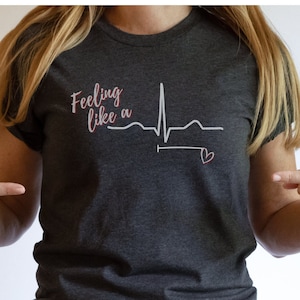 Feelin come una camicia QT, camicia ekg divertente, camicia cardiologica, camicia infermiera cardiaca, camicia ccu, camicia cardiologo, regalo per infermiere, ekg tech