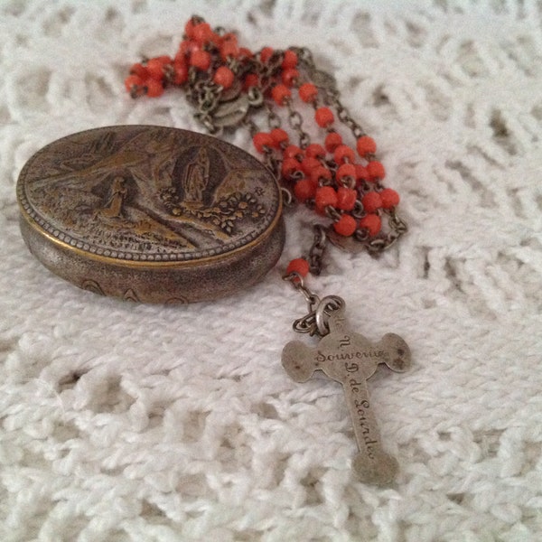 Boite à Chapelet en Métal Ovale Notre Dame de Lourdes Avec son Chapelet de Perles Vintage