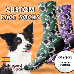 Puede incluir: Dos pares de calcetines personalizados con la cara de un perro impresa en ellos. Los calcetines son verdes y morados con patrones de huesos blancos. El texto en la imagen dice "Custom Face Socks", "Shipped from Spain", y "50+ Colors 1-6 Faces for Free".