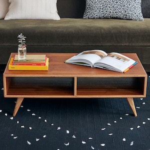 Stolik kawowy w stylu Mid-Century Modern z orzecha lub klonu
