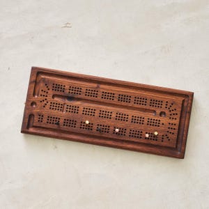 Tabuleiro de Cribbage Walnut: Design Moderno de Meados do Século, Armazenamento com Pinos