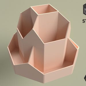 Puede incluir: Un organizador de escritorio de color melocotón con múltiples compartimentos de varios tamaños. El organizador tiene un diseño geométrico y está etiquetado como "STL FILE". El diseño general es moderno y minimalista.
