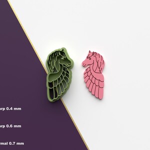 Puede incluir: Dos cortadores de galletas impresos en 3D con forma de cabeza de caballo con alas. El cortador de la izquierda es verde y el de la derecha es rosa.