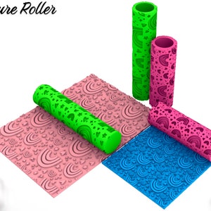 Puede incluir: Cuatro rodillos de textura diferentes con diseños de arcoíris y corazones. Los rodillos son verdes, rosas y azules. Los rodillos están sobre un fondo blanco. Texture Roller.