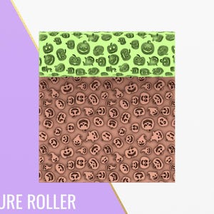 Puede incluir: Un rodillo de textura de dos tonos con temática de Halloween. La sección superior es verde claro con calabazas sonrientes, mientras que la sección inferior es marrón con varios diseños de calabazas y fantasmas. El texto "TEXTURE ROLLER" está en la parte inferior.