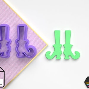 Peut inclure: Deux emportes-pièces en plastique violet en forme de bottes de sorcière. Deux bottes de sorcière en plastique vert.