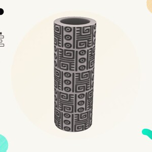Puede incluir: Un cilindro gris texturizado con un patrón repetitivo de círculos negros y formas geométricas. El cilindro es un rodillo impreso en 3D para crear patrones en paredes u otras superficies.