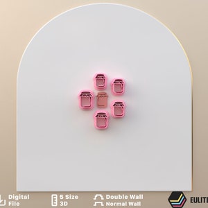 Puede incluir: Un juego de seis cortadores de galletas de plástico rosa en forma de tarros. Los cortadores de galletas están dispuestos en círculo con uno en el centro. Son perfectos para hacer galletas, fondant u otras manualidades comestibles.