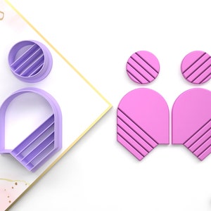 Puede incluir: Un conjunto de tres cortadores de galletas de plástico morado en forma de corazón con rayas. Los cortadores están diseñados para crear galletas con forma de corazón y un patrón rayado.