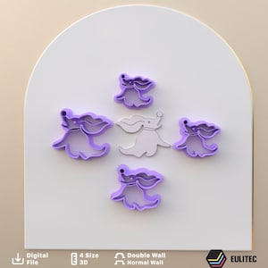 Puede incluir: Cinco cortadores de galletas de plástico morado con forma del personaje Zero de la película Pesadilla antes de Navidad. Los cortadores están dispuestos en círculo sobre un fondo blanco.