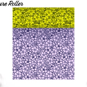 Puede incluir: Un rodillo de textura impreso en 3D con un diseño floral. El rodillo es amarillo con un patrón floral morado. El rodillo está diseñado para ser utilizado con arcilla, fondant u otros materiales de artesanía.