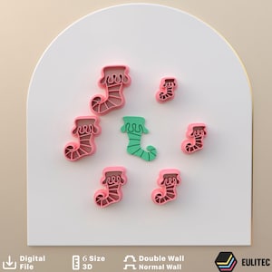 Puede incluir: Seis cortadores de galletas con forma de calcetines de Navidad. Los cortadores son de varios tamaños y son de color rosa y verde.