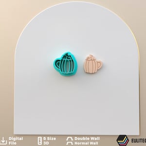 Puede incluir: Dos cortadores de galletas impresos en 3D, uno turquesa y otro marrón claro, con forma de tazas con crema batida en la parte superior.