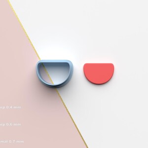 Op de afbeelding: Een 3D-geprint model van een halve cirkelvorm. Het model is blauw en wordt getoond naast een rood halfcirkelmodel. De tekst "Sharp 0.4 mm", "Sharp 0.6 mm" en "Normal 0.7 mm" is zichtbaar in de afbeelding.