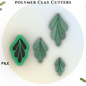 Può includere: Quattro tagliabiscotti in pasta polimerica a forma di foglia verde. I tagliabiscotti sono disposti in cerchio su uno sfondo bianco. Il testo "DIGITAL FILE" è visibile nell'angolo in basso a sinistra dell'immagine.