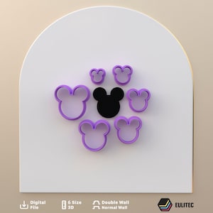 Peut inclure: Ensemble de découpoirs à biscuits en forme de Mickey Mouse, violets et noirs, de différentes tailles. Les découpoirs sont disposés sur une surface blanche, avec un fond beige clair. L'image contient également du texte indiquant qu'il s'agit d'un fichier numérique.
