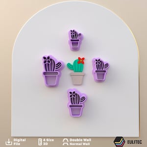 Puede incluir: Conjunto de cinco cortadores de galletas de cactus de plástico morado. Los cortadores son de diferentes tamaños y formas, algunos con una flor en la parte superior.