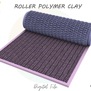 Puede incluir: Un rodillo de arcilla polimérica morado con un patrón tejido. El rodillo está parcialmente desenrollado, revelando una lámina plana de arcilla con el mismo patrón tejido. El texto "ROLLER POLYMER CLAY" está escrito encima del rodillo. El texto "STL FILE" está escrito en la esquina superior izquierda de la imagen.