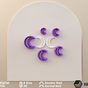 Könnte beinhalten: Satz mit sechs 3D-gedruckten Mond-Ausstechern. Die Ausstecher sind lila und weiß mit einer Halbmondform. Die Ausstecher sind in einem Kreis auf einem weißen Hintergrund angeordnet.