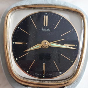 Rare horloge de voyage Mauthe allemande vintage avec alarme et boîtier gris (fonctionne), horloge de voyage Mid-Century, étui en cuir, fabriquée en Allemagne