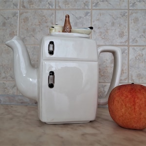 ヴィンテージ冷蔵庫ティーポット：手作りの白い陶器のキッチン装飾