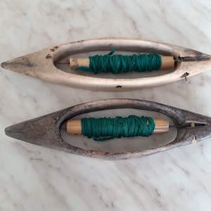 Vintage hand loom tool, 2 shuttles for antique loom, primitive tool, textile weaving, country house, hand weaving tool, rustic home decor