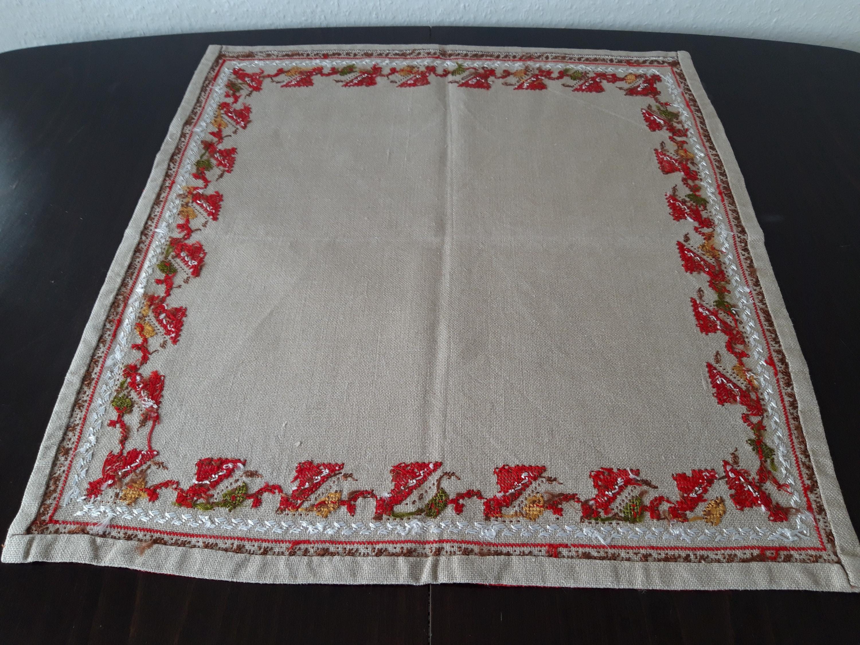 ヴィンテージの手刺繍リネンテーブルクロス：ブルガリアの民芸品
