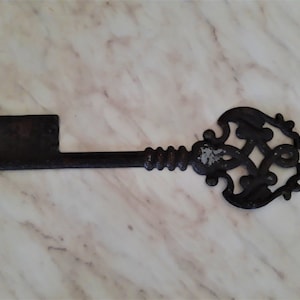 Vintage Large Metal Skeleton Key: Rustic Wall Decor (11 inch)