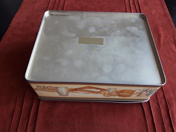 Large tin on sale box with lid