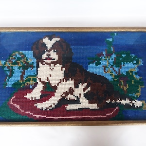 ヴィンテージのハンドメイドの額入りタペストリー 刺繍された犬、額に入った犬が描かれた手刺繍のレトロなタペストリー