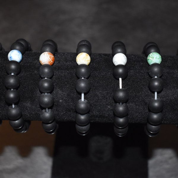 Bracelets de perles noires matte avec perle de couleur, fait à la main, unisexe