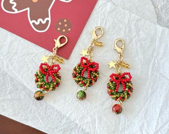 Handmade Beaded Christmas Wreath Bag Charm Cute Red Green Mini Wreath Keychain Kawaii Holiday Purse Accessory Christmas Gift for Her