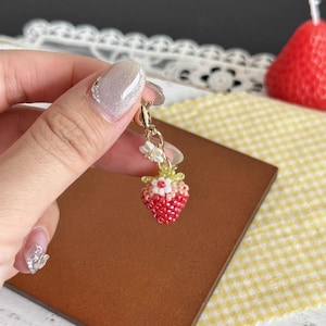 Lindo dije de fresa hecho a mano para bolsos, carteras, accesorios, dijes para llaves