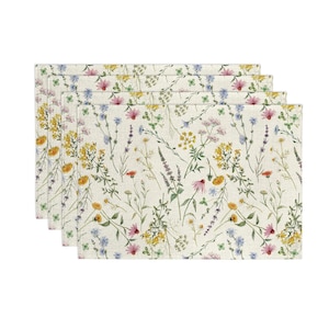 Può includere: Set di quattro tovagliette rettangolari con sfondo color crema. Le tovagliette presentano un motivo floreale ad acquerello con una varietà di fiori selvatici nei toni del giallo, rosa, blu e viola. Le tovagliette sono realizzate in tessuto strutturato.