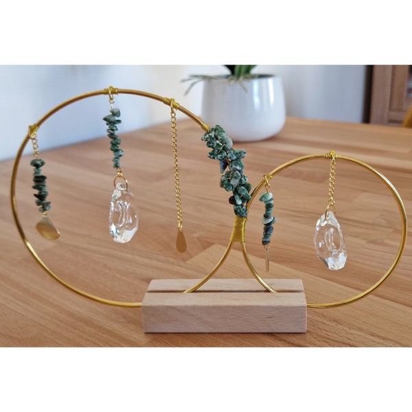 TREE AGATE LOOP | Sonnenfänger-Ornament mit Holzfuß | Gold mit Kristallen & Baumachatperlen |  Lichtfänger zum Aufstellen | Deko im Bohostil