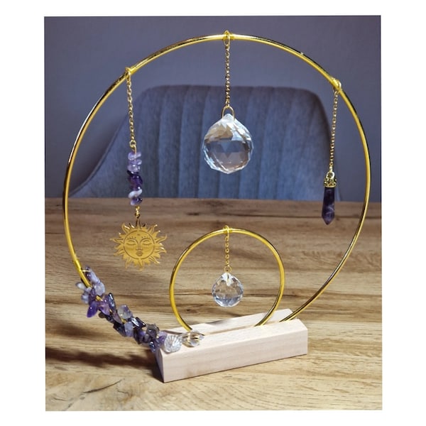 VIOLET SUN LOOP | Sonnenfänger-Ornament mit Holzfuß | Gold mit Kristallen & Amethyst-Perlen |  Lichtfänger zum Aufstellen | Deko im Bohostil