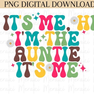 Peut inclure: Graphique numérique à télécharger avec le texte "IT'S ME HI I'M THE AUNTIE IT'S ME" dans une police rétro. Le design comprend des marguerites, des étoiles et une variété de couleurs, dont le rose, le vert, le jaune et le marron.