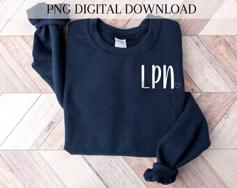 Könnte beinhalten: Ein marineblauer Pullover mit dem Text "LPN" in weißen Buchstaben und einem kleinen weißen Herz.
