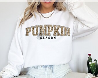 Puede incluir: Sudadera blanca con un estampado de leopardo "Pumpkin Season".