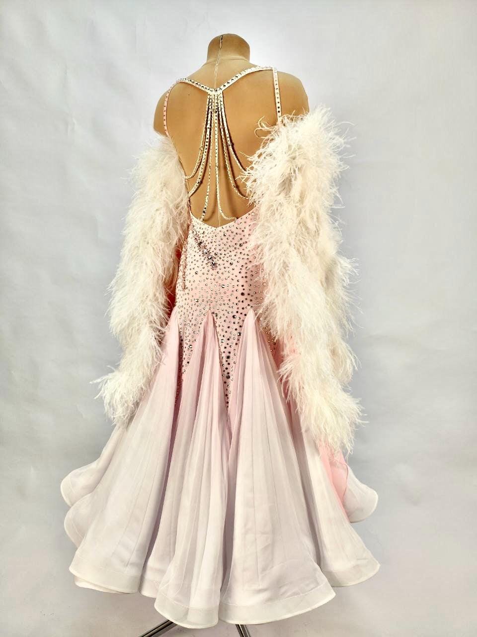 カスタムピンクの社交ダンスドレス - フェザーボアとクリスタルの