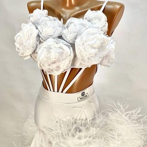 Weißes Standardtanzkleid - Übergroßes florales Mieder & Federrock - Walzer, glatt, Vitrinenkleid