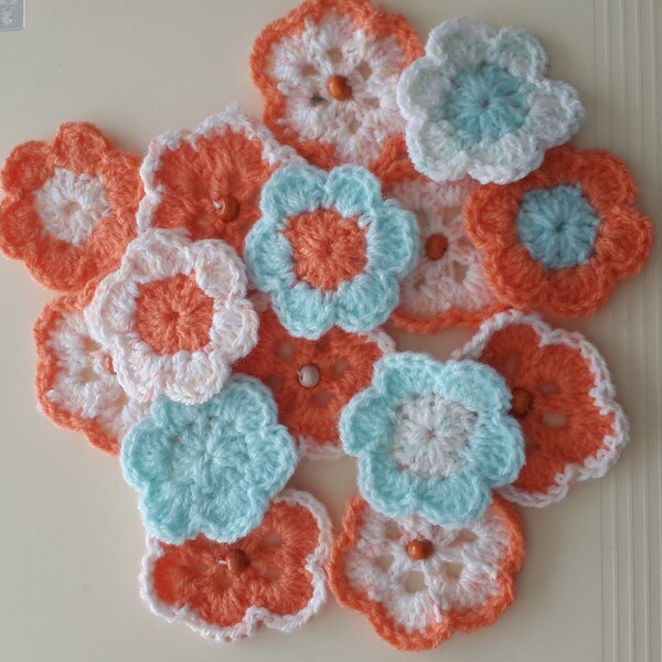 15 fleurs au crochet - Tons bleu clair, orange saumon et blanc