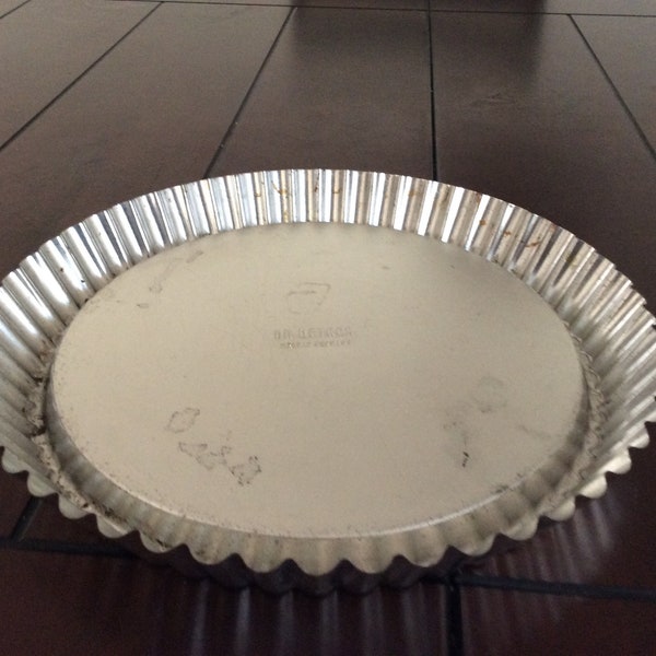 Dr. Oetker Fluted Edge Tin Pie Pan