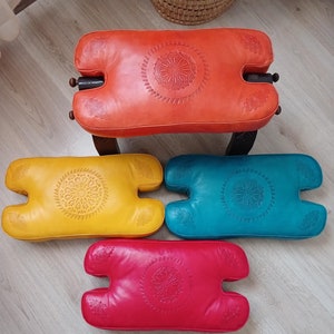 Taburete de silla de montar de camello suave, perfecto como reposapiés, taburete de madera plegable con cojín de cuero genuino, decoración boho para casa de campo, estilo marroquí.