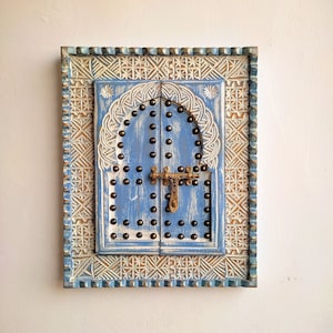 Puerta de Chefchaoun en estilo antiguo para cubierta de caja eléctrica o decoración de pared rústica, ventana de arte de pared tallada a mano de estilo vintage marroquí.