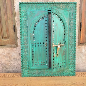 Handgeschnitzte marokkanische Tür mit Messingriegel, geschnitztes Fenster im Vintage-Stil, alte Riad-Fenster mit marokkanischem Touch, hängende Wandkunst-Dekoration.