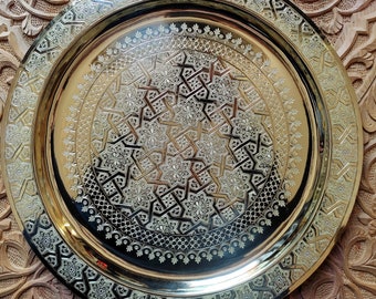 Splendido vassoio in ottone inciso a mano ispirato agli antichi motivi geometrici marocchini, vassoio rotondo multiuso in ottone, autentico vassoio da tè marocchino.