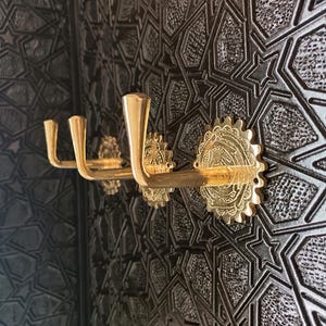 Gancho de latón macizo hecho a mano – Gancho de pared vintage marroquí – Perchero de latón crudo para abrigos y toallas – Gancho en forma de L grabado con tornillos.