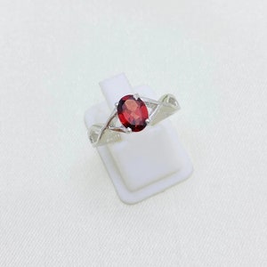 Art Deco Garnet Ring: Oval Red Gemstone, 14K Gold