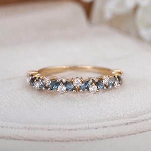 Aliança de casamento com topázio azul Londres: anel de ouro rosa 14K com diamantes, meia aliança para presente.